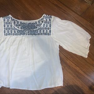 Embroidered white shirt with flowy sleeves